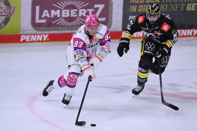Ice Hockey Penny DEL Matchday 10: Krefeld Pinguine vs. Eisbären Berlin on October 18, 2026, at the Yayla Arena in Krefeld. Leonard Pföderl (Berlin), on the left, Davis Vandane of Krefeld; on the right, In accordance with the guidelines of the DEL (German Ice Hockey League), the publication and further use of the footage in electronic media and on devices of any kind during the game is not permitted. xRx