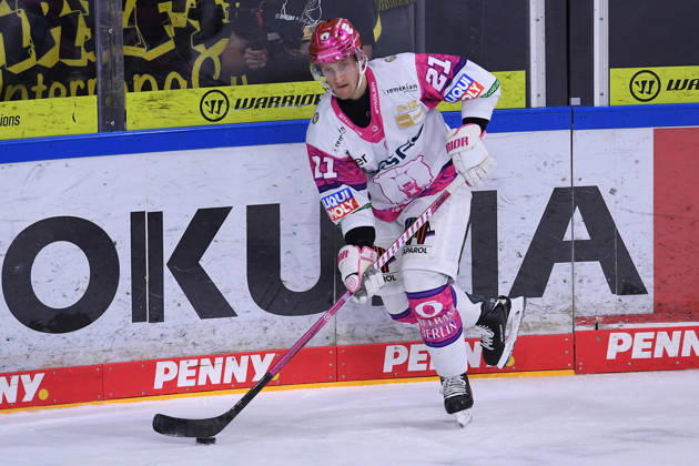Ice Hockey: DEL Matchday 10—Krefeld Pinguine vs. Eisbären Berlin on October 18, 2026, at the Yayla Arena in Krefeld. Manuel Wiederer, Berlin. In accordance with the guidelines of the DEL (German Ice Hockey League), the publication and reuse of the footage in electronic media and on electronic devices of any kind is not permitted while the game is in progress xRx