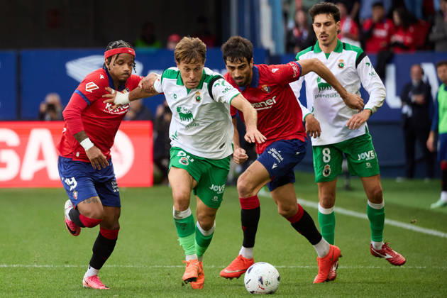 LaLiga EA Sports 2026-27 CA Osasuna vs. Racing de Santander Valentin Rosier 19 OSA L, Sergio Canales 20 RAC and Alejandro Catena 24 OSA R battle for the ball during the LaLiga EA Sports soccer match between CA Osasuna and Racing de Santander played at El Sadar Stadium in Pamplona, Spain, on Oct. 18, 2026. Andre Almeida 8 RAC is also visible in the image. Credit: Ínigo Alzugaray, Agencia LOF, Pamplona. LaLiga EA Sports 2026 27 CA Osasuna vs. Racing de Santander Copyright: xINIGOxALZUGARAYx