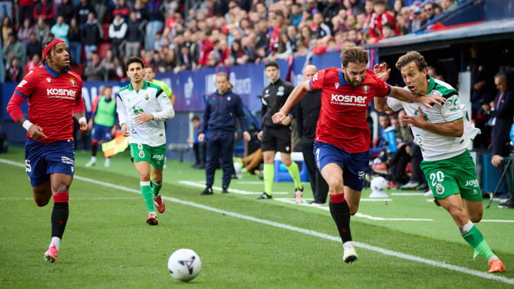 LaLiga EA Sports 2026-27: CA Osasuna vs. Racing de Santander. Jon Moncayola (7, OSA, L) and Sergio Canales (20, RAC, R) battle for the ball during the LaLiga EA Sports soccer match between CA Osasuna and Racing de Santander, played at El Sadar Stadium in Pamplona, Spain, on Oct. 18, 2026. Valentin Rosier (19, OSA L) and Andre Almeida (8, RAC R) are also visible in the image. Credit: Inigo Alzugaray, Agencia LOF, Pamplona. LaLiga EA Sports 2026–27: CA Osasuna vs. Racing de Santander Copyright: xINIGOxALZUGARAYx