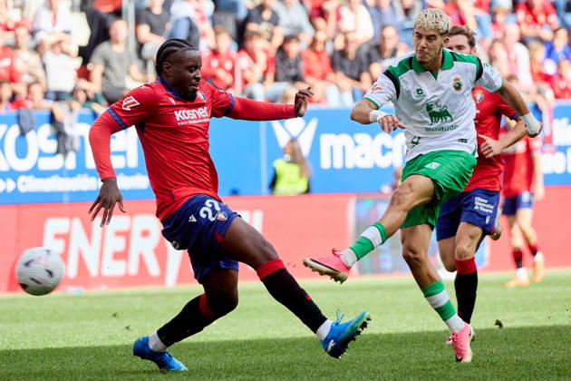 LaLiga EA Sports 2026–27 CA Osasuna vs. Racing de Santander Yassir Zabiri (21, RAC R) takes a shot under pressure from Enzo Boyomo (22, OSA L) during the LaLiga EA Sports soccer match between CA Osasuna and Racing de Santander played at El Sadar Stadium in Pamplona, Spain, on Oct. 18, 2026. Credit: Inigo Alzugaray, Agencia LOF, Pamplona. LaLiga EA Sports 2026–27: CA Osasuna vs. Racing de Santander Copyright: xINIGOxALZUGARAYx