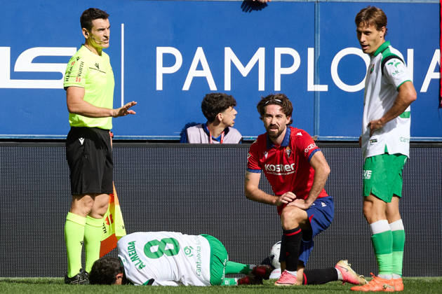 LaLiga EA Sports 2026-27 CA Osasuna vs. Racing de Santander Juan Martinez (Referee L), Andre Almeida (8 RAC), Moi Gomez 16 OSA and Sergio Canales 20 RAC R during the EA Sports LaLiga soccer match between CA Osasuna and Racing de Santander played at El Sadar Stadium in Pamplona, Spain, on Oct. 18, 2026. Credit: Inigo Alzugaray, Agencia LOF, Pamplona. EA Sports LaLiga 2026 27 CA Osasuna vs. Racing de Santander Copyright: xINIGOxALZUGARAYx