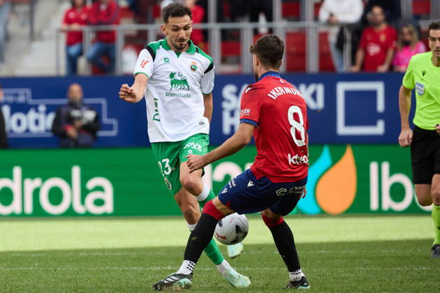 LaLiga EA Sports 2026–27: CA Osasuna vs. Racing de Santander—Iván Martín (23, RAC L) and Iker Munoz (8, OSA R) battle for the ball during the LaLiga EA Sports soccer match between CA Osasuna and Racing de Santander, played at El Sadar Stadium in Pamplona, Spain on Oct. 18, 2026. Credit: Inigo Alzugaray, Agencia LOF, Pamplona. LaLiga EA Sports 2026–27: CA Osasuna vs. Racing de Santander Copyright: xINIGOxALZUGARAYx
