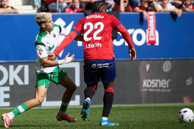 LaLiga EA Sports 2026–27: CA Osasuna vs. Racing de Santander. Yassir Zabiri (21, RAC L) and Enzo Boyomo (22, OSA R) battle for the ball during the LaLiga EA Sports soccer match between CA Osasuna and Racing de Santander played at El Sadar Stadium in Pamplona, Spain, on Oct. 18, 2026. Credit: Inigo Alzugaray, Agencia LOF, Pamplona. LaLiga EA Sports 2026–27: CA Osasuna vs. Racing de Santander Copyright: xINIGOxALZUGARAYx