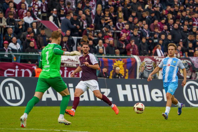 Pictured: Paul Hainke (BFC Dynamo, 1) and Maximilian Fesser (Chemnitzer FC, 17) on October 18, 2026, BFC Dynamo vs. Chemnitzer FC, Regionalliga Nordost, 2026–27 season, Sportforum Hohenschoenhausen Copyright: HMBxMedia xPascalxSpanehl