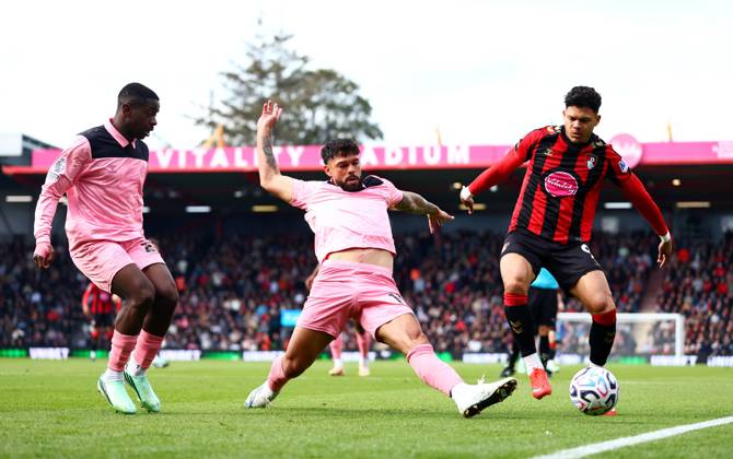 Omar Alderete of Sunderland and Evanilson of AFC Bournemouth. Bournemouth v Sunderland, Premier League, Football, Vitality Stadium, Bournemouth, UK - 18 Oct 2026Bournemouth Vitality Stadium United Kingdom EDITORIAL USE ONLY No use with unauthorised audio, video, data, fixture lists, club league logos or live services. Online in-match use limited to 120 images, no video emulation. No use in betting, games or single club league player publications.  Copyright: xJamesxMarsh Shutterstockx 17222646t