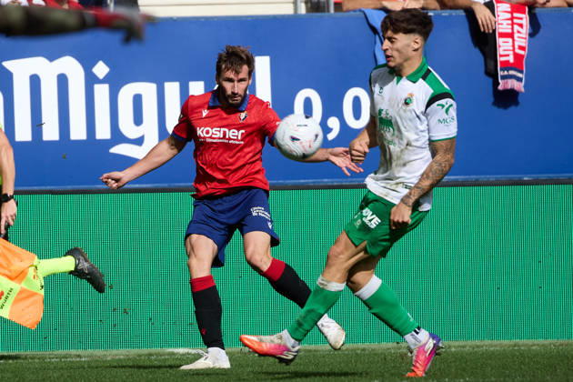 LaLiga EA Sports 2026–27 CA Osasuna vs. Racing de Santander Jon Moncayola (7, OSA) crosses the ball under pressure from Jorge Salinas (17, RAC) during the LaLiga EA Sports soccer match between CA Osasuna and Racing de Santander played at El Sadar Stadium in Pamplona, Spain, on Oct. 18, 2026. Credit: Inigo Alzugaray, Agencia LOF, Pamplona. LaLiga EA Sports 2026–27: CA Osasuna vs. Racing de Santander Copyright: xINIGOxALZUGARAYx
