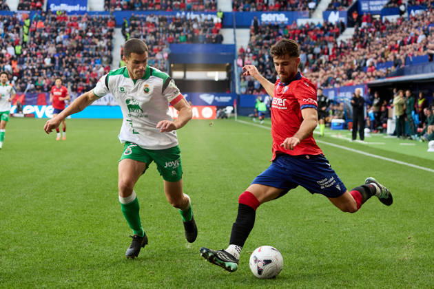 LaLiga EA Sports 2026–27 CA Osasuna vs. Racing de Santander Iker Munoz (8, OSA, R) crosses the ball under pressure from Álvaro Mantilla (2, RAC, L) during the LaLiga EA Sports soccer match between CA Osasuna and Racing de Santander played at El Sadar Stadium in Pamplona, Spain, on Oct. 18, 2026. Credit: Inigo Alzugaray, Agencia LOF, Pamplona. LaLiga EA Sports 2026–27: CA Osasuna vs. Racing de Santander Copyright: xINIGOxALZUGARAYx