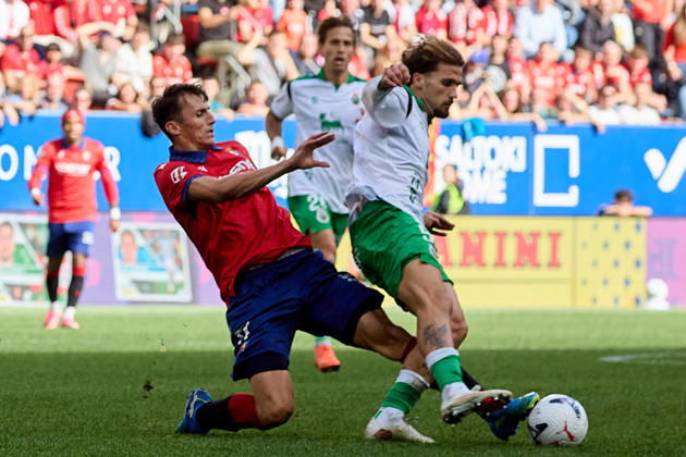 LaLiga EA Sports 2026–27 CA Osasuna vs. Racing de Santander: Ante Budimir (17, OSA) tackles Pablo Ramon (5, RAC) during the LaLiga EA Sports soccer match between CA Osasuna and Racing de Santander played at El Sadar Stadium in Pamplona, Spain, on Oct. 18, 2026. Credit: Inigo Alzugaray, Agencia LOF, Pamplona. LaLiga EA Sports 2026–27: CA Osasuna vs. Racing de Santander Copyright: xINIGOxALZUGARAYx