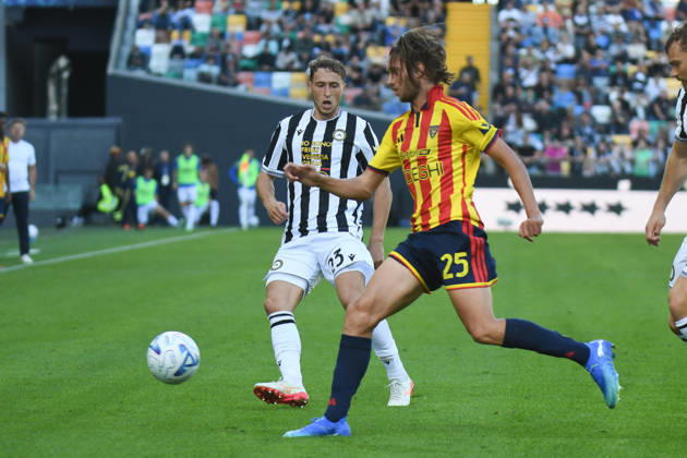 SOCCER - Serie A - Udinese Calcio vs. US Lecce Photo by IPA ABACAPRESS.COM89854412 - Udinese s Mergim Vojvoda in action against Lecce s Antonino Gallo during the Udinese Calcio vs. US Lecce Italian Serie A soccer match in Udine, Italy, on October 18, 2026 Udine Italy Copyright: xIPAxSport ABACAx