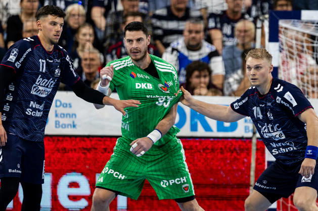Opel HBL SG Flensburg Handewitt vs. Füchse Berlin, October 18, 2026. Battle in the circle: Marko Grgic (No. 17), SG Flensburg Handewitt; Mijajlo Marsenic (No. 93), Füchse Berlin; Emil Siersbaek Bergholt (No. 14), SG Flensburg Handewitt Opel HBL SG Flensburg Handewitt vs. Füchse Berlin, GGW Arena on October 18, 2026 Copyright: xBEAUTIFULxSPORTS MarioxM.xKobergx