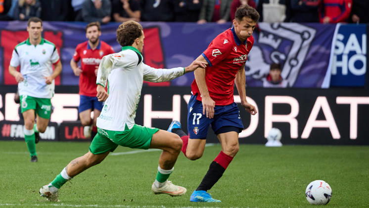 LaLiga EA Sports 2026–27: CA Osasuna vs. Racing de Santander – Ante Budimir (17, OSA R) dribbles past Pablo Ramon (5, RAC L) during the LaLiga EA Sports soccer match between CA Osasuna and Racing de Santander played at El Sadar Stadium in Pamplona, Spain, on Oct. 18, 2026. Credit: Inigo Alzugaray, Agencia LOF, Pamplona. LaLiga EA Sports 2026–27: CA Osasuna vs. Racing de Santander Copyright: xINIGOxALZUGARAYx