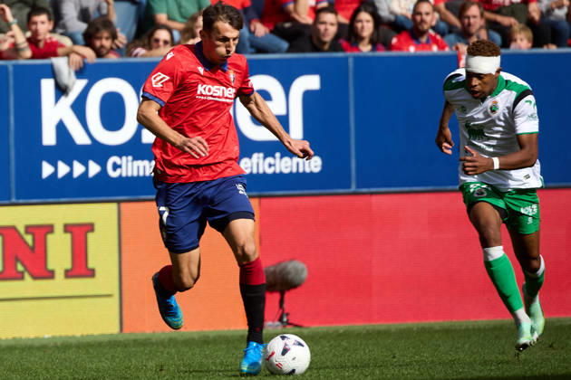 LaLiga EA Sports 2026–27 CA Osasuna vs. Racing de Santander Ante Budimir 17 OSA in action during the LaLiga EA Sports soccer match between CA Osasuna and Racing de Santander played at El Sadar Stadium in Pamplona, Spain, on Oct. 18, 2026 Jeanuel Belocian 24 RAC is also visible in the image. Credit: Ínigo Alzugaray, Agencia LOF, Pamplona. LaLiga EA Sports 2026-27: CA Osasuna vs. Racing de Santander Copyright: xINIGOxALZUGARAYx