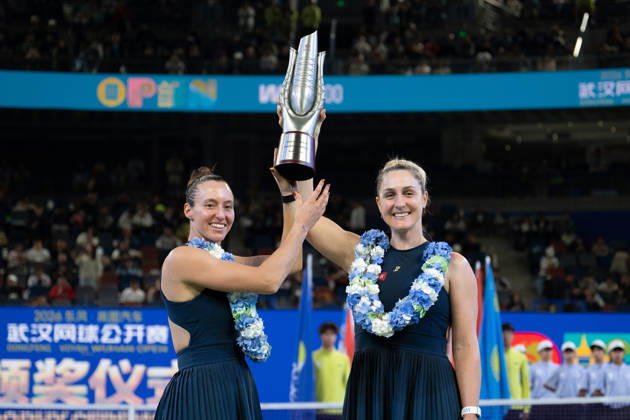 (261018) -- WUHAN, Oct. 18, 2026 -- Gabriela Dabrowski Luisa Stefani (L) hold the trophy during the awarding ceremony after the women s doubles final match between Gabriela Dabrowski of Canada Luisa Stefani of Brazil and Storm Hunter of Australia Katerina Siniakova of the Czech Republic at the 2026 Wuhan Open tennis tournament in Wuhan, capital of central China s Hubei Province, Oct. 18, 2026. ) (SP)CHINA-WUHAN-TENNIS-WUHAN OPEN-WOMEN S DOUBLES (CN) DuxZixuan 