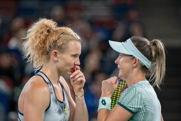 (261018) -- WUHAN, Oct. 18, 2026 -- Storm Hunter Katerina Siniakova (L) communicate during the women s doubles final match between Gabriela Dabrowski of Canada Luisa Stefani of Brazil and Storm Hunter of Australia Katerina Siniakova of the Czech Republic at the 2026 Wuhan Open tennis tournament in Wuhan, capital of central China s Hubei Province, Oct. 18, 2026. ) (SP)CHINA-WUHAN-TENNIS-WUHAN OPEN-WOMEN S DOUBLES (CN) DuxZixuan 
