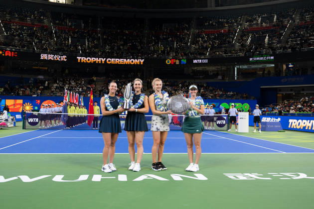 (261018) -- WUHAN, Oct. 18, 2026 -- Gabriela Dabrowski (2nd L) Luisa Stefani (1st L) and Storm Hunter (1st R) Katerina Siniakova pose during the awarding ceremony after the women s doubles final match between Gabriela Dabrowski of Canada Luisa Stefani of Brazil and Storm Hunter of Australia Katerina Siniakova of the Czech Republic at the 2026 Wuhan Open tennis tournament in Wuhan, capital of central China s Hubei Province, Oct. 18, 2026. ) (SP)CHINA-WUHAN-TENNIS-WUHAN OPEN-WOMEN S DOUBLES (CN) DuxZixuan 