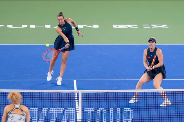 (261018) -- WUHAN, Oct. 18, 2026 -- Gabriela Dabrowski Luisa Stefani (L) compete during the women s doubles final match between Gabriela Dabrowski of Canada Luisa Stefani of Brazil and Storm Hunter of Australia Katerina Siniakova of the Czech Republic at the 2026 Wuhan Open tennis tournament in Wuhan, capital of central China s Hubei Province, Oct. 18, 2026. ) (SP)CHINA-WUHAN-TENNIS-WUHAN OPEN-WOMEN S DOUBLES (CN) DuxZixuan 