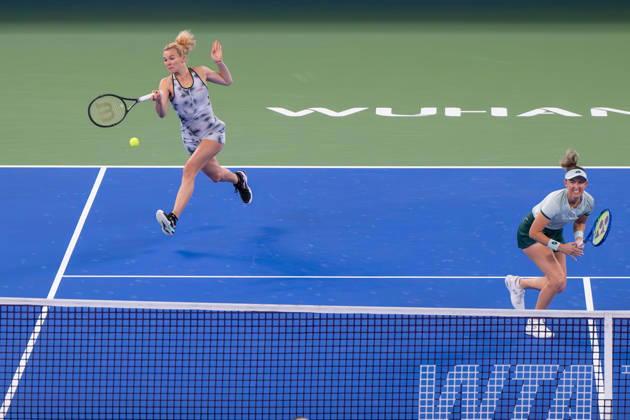 (261018) -- WUHAN, Oct. 18, 2026 -- Storm Hunter Katerina Siniakova (L) compete during the women s doubles final match between Gabriela Dabrowski of Canada Luisa Stefani of Brazil and Storm Hunter of Australia Katerina Siniakova of the Czech Republic at the 2026 Wuhan Open tennis tournament in Wuhan, capital of central China s Hubei Province, Oct. 18, 2026. ) (SP)CHINA-WUHAN-TENNIS-WUHAN OPEN-WOMEN S DOUBLES (CN) DuxZixuan 