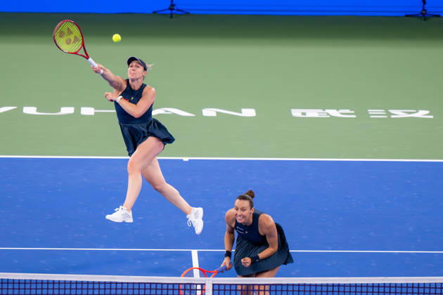 (261018) -- WUHAN, Oct. 18, 2026 -- Gabriela Dabrowski (L) Luisa Stefani compete during the women s doubles final match between Gabriela Dabrowski of Canada Luisa Stefani of Brazil and Storm Hunter of Australia Katerina Siniakova of the Czech Republic at the 2026 Wuhan Open tennis tournament in Wuhan, capital of central China s Hubei Province, Oct. 18, 2026. ) (SP)CHINA-WUHAN-TENNIS-WUHAN OPEN-WOMEN S DOUBLES (CN) DuxZixuan 