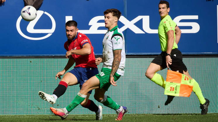 LaLiga EA Sports 2026 27 CA Osasuna vs. Racing de Santander: Inigo Arguibide (27, OSA L) crosses the ball under pressure from Jorge Salinas (17, RAC R) during the LaLiga EA Sports soccer match between CA Osasuna and Racing de Santander played at El Sadar Stadium in Pamplona, Spain, on Oct. 18, 2026. Assistant Referee Miguel Martinez is also visible in the image. Credit: Inigo Alzugaray, Agencia LOF, Pamplona. LaLiga EA Sports 2026–27: CA Osasuna vs. Racing de Santander Copyright: xINIGOxALZUGARAYx