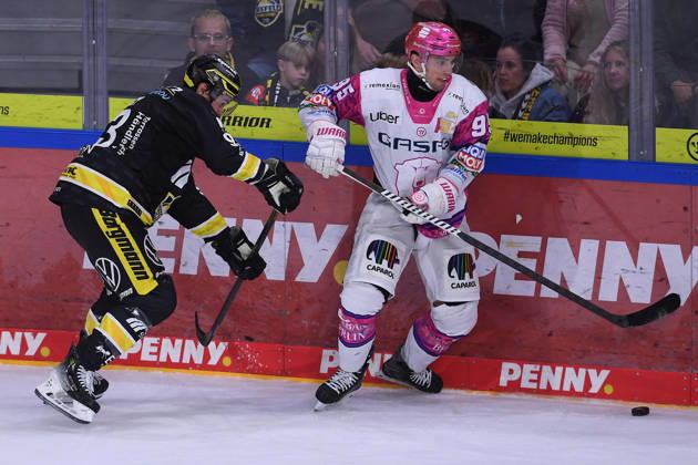 Ice Hockey: Penny DEL, Matchday 10—Krefeld Pinguine vs. Eisbären Berlin on October 18, 2026, at the Yayla Arena in Krefeld. Stuart Percy (Krefeld), on the left, Frederik Tiffels (Berlin); on the right. In accordance with the regulations of the DEL (German Ice Hockey League), the publication and further use of the footage in electronic media and on devices of any kind during the game is not permitted. xRx
