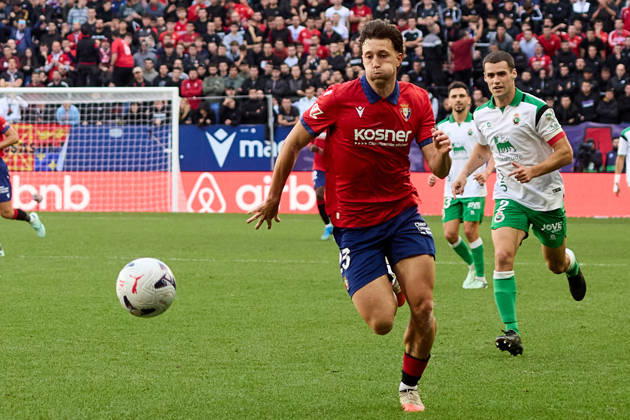 LaLiga EA Sports 2026–27 CA Osasuna vs. Racing de Santander Abel Bretones 23 OSA in action during the LaLiga EA Sports soccer match between CA Osasuna and Racing de Santander played at El Sadar Stadium in Pamplona, Spain, on Oct. 18, 2026. Álvaro Mantilla 2 RAC is also visible in the image. Credit: Inigo Alzugaray, Agencia LOF, Pamplona. LaLiga EA Sports 2026–27: CA Osasuna vs. Racing de Santander Copyright: xINIGOxALZUGARAYx