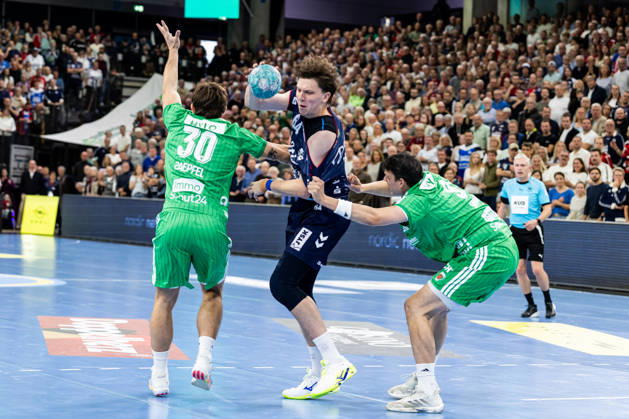 Opel HBL SG Flensburg Handewitt vs. Füchse Berlin 18 10 26 Lasse Kjaer Moller No. 64, SG Flensburg Handewitt vs. Aymeric Zaepfel No. 30, Füchse Berlin, and Frederik Simak No. 09, Füchse Berlin; Opel HBL SG Flensburg Handewitt vs. Füchse Berlin, GGW Arena on October 18, 2026 Copyright: xBEAUTIFULxSPORTS MarioxM.xKobergx