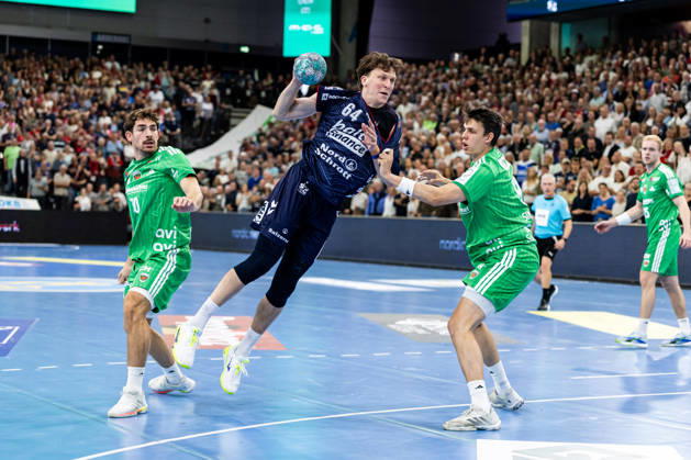 Opel HBL SG Flensburg Handewitt vs. Füchse Berlin 18 10 26 Lasse Kjaer Moller No. 64, SG Flensburg Handewitt vs. Aymeric Zaepfel No. 30, Füchse Berlin, and Frederik Simak No. 09, Füchse Berlin; Opel HBL SG Flensburg Handewitt vs. Füchse Berlin, GGW Arena on October 18, 2026 Copyright: xBEAUTIFULxSPORTS MarioxM.xKobergx