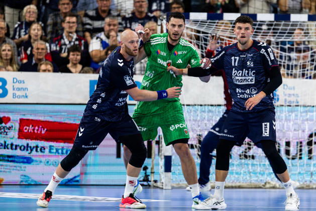 Opel HBL SG Flensburg Handewitt vs. Füchse Berlin 18 10 26 Battle in the Circle: Arnar Freyr Arnarsson No. 41, SG Flensburg Handewitt, Mijajlo Marsenic No. 93, Füchse Berlin, Marko Grgic No. 17, SG Flensburg Handewitt Opel HBL SG Flensburg Handewitt vs. Füchse Berlin, GGW Arena on October 18, 2026 Copyright: xBEAUTIFULxSPORTS MarioxM.xKobergx