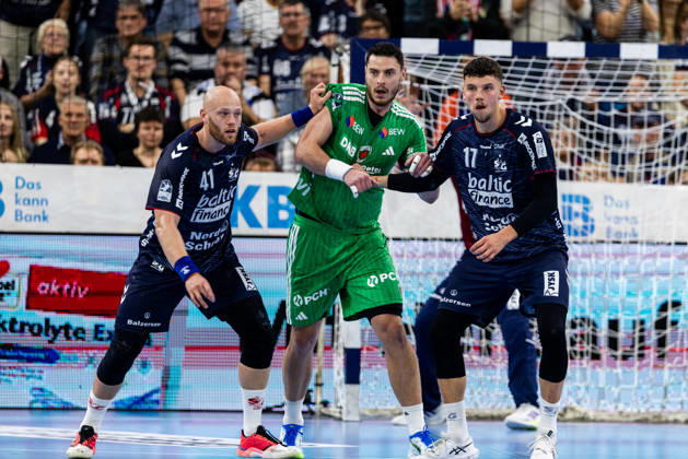 Opel HBL SG Flensburg Handewitt vs. Füchse Berlin, October 18, 2026: Battle in the Circle—Arnar Freyr Arnarsson, No. 41, SG Flensburg Handewitt, Mijajlo Marsenic No. 93, Füchse Berlin, Marko Grgic No. 17, SG Flensburg Handewitt Opel HBL SG Flensburg Handewitt vs. Füchse Berlin, GGW Arena on October 18, 2026 Copyright: xBEAUTIFULxSPORTS MarioxM.xKobergx