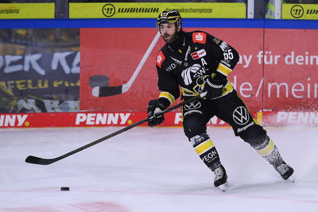 Ice Hockey: Penny DEL, Matchday 10—Krefeld Pinguine vs. Eisbären Berlin on October 18, 2026, at the Yayla Arena in Krefeld. Davis Vandane, Krefeld. In accordance with the guidelines of the DEL (German Ice Hockey League), the publication and further use of the footage in electronic media and ondevices of any kind is not permitted while the game is in progress xRx