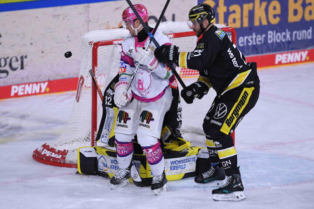 Ice Hockey: Penny DEL, Matchday 10—Krefeld Pinguine vs. Eisbären Berlin on October 18, 2026, at the Yayla Arena in Krefeld; Frederik Tiffels (Berlin), on the left, Mick Köhler (Krefeld); on the right, In accordance with the regulations of the DEL (German Ice Hockey League), the publication and reuse of the images in electronic media and on devices of any kind during the game is not permitted. xRx