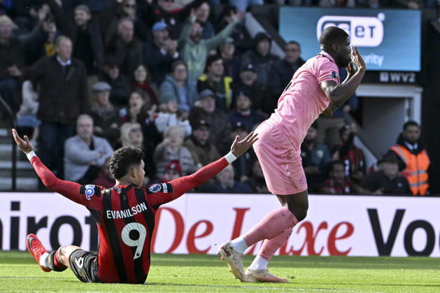 AFC Bournemouth v Sunderland, Premier League Kevin Danso of Sunderland fouls Evanilson of Bournemouth during the AFC Bournemouth v Sunderland Premier League match at Vitality Stadium, Bournemouth, England on 18 October 2026 Credit: Andy Thomas Every Second Media Editorial use only. All images are copyright Every Second Media Limited. No images may be reproduced without prior permission. All rights reserved. Premier League and Football League images are subject to licensing agreements with Football DataCo Limited. see https: www.football-dataco.com Copyright: xIMAGO EveryxSecondxMediax ESM-2234-0015 AndyxThomasx xEveryxSecondxMediax