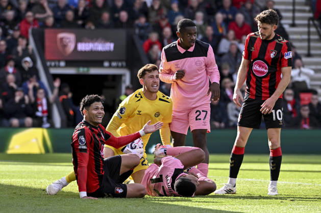 AFC Bournemouth v Sunderland, Premier League Evanilson of Bournemouth tangles with Reinildo Mandava of Sunderland during the AFC Bournemouth v Sunderland Premier League match at Vitality Stadium, Bournemouth, England on 18 October 2026 Credit: Andy Thomas Every Second Media Editorial use only. All images are copyright Every Second Media Limited. No images may be reproduced without prior permission. All rights reserved. Premier League and Football League images are subject to licensing agreements with Football DataCo Limited. see https: www.football-dataco.com Copyright: xIMAGO EveryxSecondxMediax ESM-2234-0020 AndyxThomasx xEveryxSecondxMediax