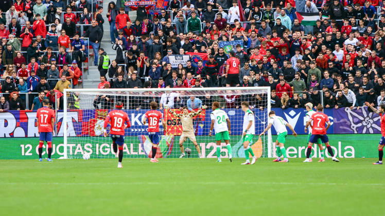 ESP LaLiga EA Sports Atlético Osasuna vs. Racing Santander: Osasuna s Ante Budimir scores a goal and celebrates during the LaLiga EA Sports match between Atlético Osasuna and Racing Santander, played at El Sadar Stadium in Pamplona on October 18, 2026, in Spain. Spanish Soccer Copyright: xAgenciaxLOFx