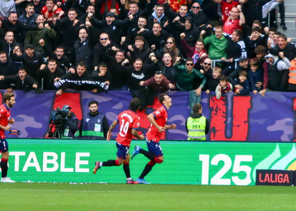 ESP LaLiga EA Sports Atlético Osasuna vs. Racing Santander: Osasuna s Ante Budimir scores a goal and celebrates during the LaLiga EA Sports match between Atlético Osasuna and Racing Santander, played at El Sadar Stadium in Pamplona on October 18, 2026, in Spain. Spanish Soccer Copyright: xAgenciaxLOFx