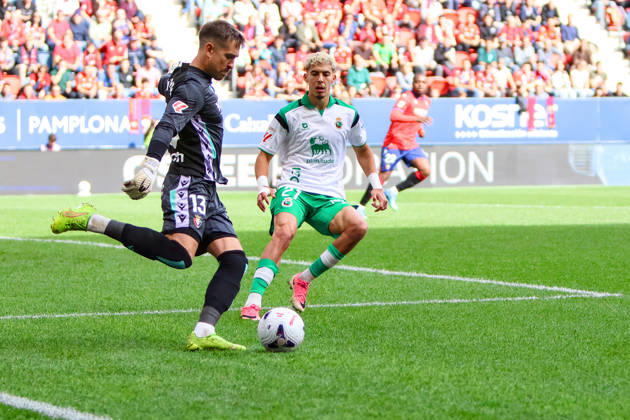 ESP LaLiga EA Sports Atlético Osasuna vs. Racing Santander: Aitor Fernández of Osasuna and Yassir Zabiri of Racing de Santander during the LaLiga EA Sports match between Atlético Osasuna and Racing Santander, played at El Sadar Stadium in Pamplona on October 18, 2026, in Spain. Spanish Soccer Copyright: xAgenciaxLOFx
