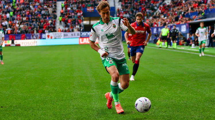 ESP LaLiga EA Sports Atlético Osasuna vs. Racing Santander Sergio Canales of Racing de Santander during the LaLiga EA Sports match between Atlético Osasuna and Racing Santander played at El Sadar Stadium in Pamplona on October 18, 2026, in Spain. Spanish Soccer Copyright: xAgenciaxLOFx