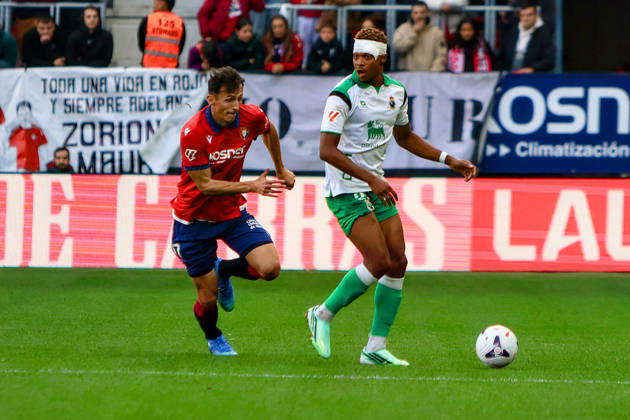 ESP LaLiga EA Sports Atlético Osasuna vs. Racing Santander: Ante Budimir of Osasuna and Pedro Felipe of Racing Santander during the LaLiga EA Sports match between Atlético Osasuna and Racing Santander, played at El Sadar Stadium in Pamplona on October 18, 2026, in Spain. Spanish Soccer Copyright: xAgenciaxLOFx
