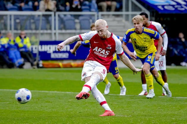 LEEUWARDEN AZ Alkmaar forward Mexx Meerdink scores to tie the game at 2–2 during the Vriendenloterij Eredivisie match between SC Cambuur and AZ at Kooi Stadion on October 18, 2026, in Leeuwarden, Netherlands ED VAN DE POL EYE4IMAGES DeFodi Images