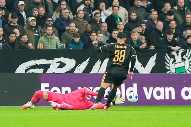 2026-10-18 VriendenLoterij Eredivisie: FC Groningen v AFC Ajax GRONINGEN, NETHERLANDS - OCTOBER 18: Etienne Vaessen of FC Groningen and Marcos Leonardo of AFC Ajax during the VriendenLoterij Eredivisie match between FC Groningen and AFC Ajax at Euroborg on October 18, 2026 in Groningen, Netherlands. Groningen Euroborg Netherlands Content not available for redistribution in The Netherlands directly or indirectly through any third parties. Copyright: xAndrexWeeningx