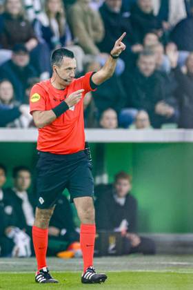 GRONINGEN , 18-10-2026 , Euroborg Stadium, season 2026 2027 , Dutch Eredivisie Football , match between FC Groningen and Ajax. Picture shows referee Dennis Higler Groningen - Ajax  x208698580x Copyright: