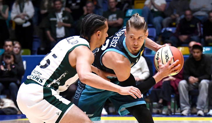 October 18, 2026, xokbx, BBL Basketball Cup, Frankfurt Skyliners vs. VET Concept Gladiators Trier, from left: Thomas Klepeisz (Fraport Skyliners Frankfurt), Jordan Roland (Gladiators Trier), one-on-one, matchup, Frankfurt am Main