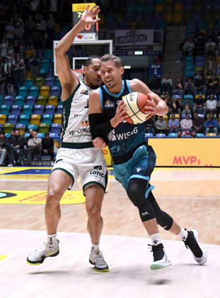 October 18, 2026, xokbx, BBL Basketball Cup, Frankfurt Skyliners vs. VET Concept Gladiators Trier, from left: Thomas Klepeisz (Fraport Skyliners Frankfurt), Jordan Roland (Gladiators Trier), one-on-one, matchup, Frankfurt am Main