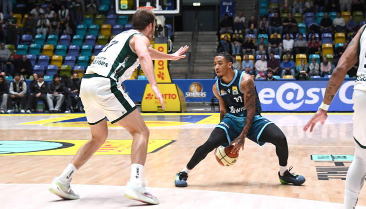 October 18, 2026, xokbx, BBL Basketball Cup, Frankfurt Skyliners vs. VET Concept Gladiators Trier, Judah Mintz (Fraport Skyliners Frankfurt), Moritz Krimmer (Gladiators Trier), one-on-one, duel, dribbling, Frankfurt am Main