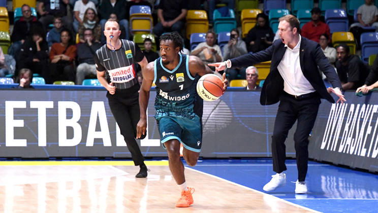 October 18, 2026, xokbx, BBL Basketball Cup, Frankfurt Skyliners vs. VET Concept Gladiators Trier, Isaiah Swope of the Fraport Skyliners Frankfurt in a sprint, Head Coach Jacques Schneider of the Gladiators Trier, facial expressions, gestures, emotion, Frankfurt am Main