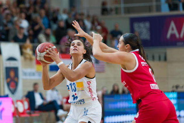 Sara Guerreiro Marburg, 13, Alexia Allesch Lions, 0, Halfit Lions vs. BC Marburg Blue Dolphins, Women s Basketball, 1st Bundesliga, DBBL, Matchday 3 of the 2026–27 season, October 18, 2026, SWH Arena, Saxony-Anhalt, Germany
