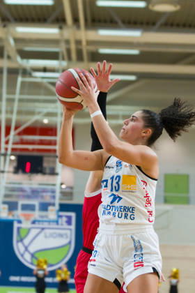 Sara Guerreiro Marburg, 13, Lee Volker Lions, 1, halfit Lions vs. BC Marburg Blue Dolphins, Women s Basketball, 1st Bundesliga, DBBL, Matchday 3 of the 2026–27 season, October 18, 2026, SWH Arena, Saxony-Anhalt, Germany