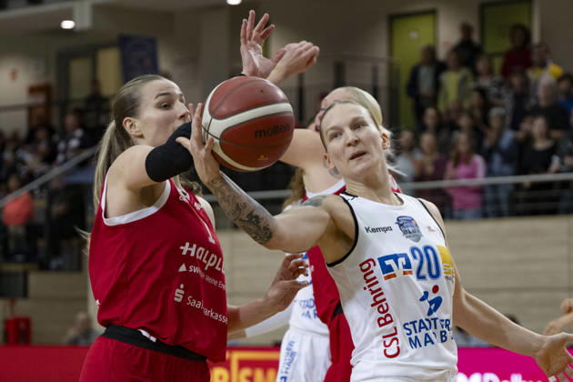 Toyota DBBL 2026–2027: HalFit Lions vs. BC Marburg Halle Saale, Germany, October 18, 2026. Pictured, from left, in a one-on-one matchup: Lee Volker (Halle) and Lea Debeljak (Marburg Halle Saale) at the swh Arena in Saxony-Anhalt, Germany