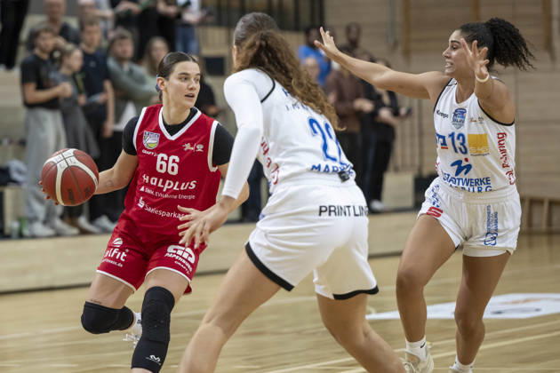 Toyota DBBL 2026–2027: HalFit Lions vs. BC Marburg, Halle an der Saale, Germany, October 18, 2026. Pictured: Dominica Fiszer (Halle), Amelia Hassett (Marburg), and Sara Guerreiro (Marburg), Halle an der Saale, swh Arena, Saxony-Anhalt, Germany
